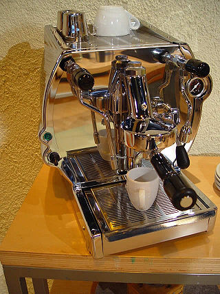 La Nuova Era Cuadra mit Seitenteilen im Chromlook