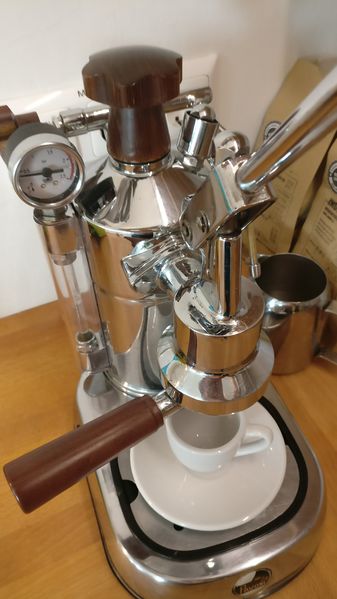Datei:05-Shot La Pavoni Professional-Preinfusion.jpg