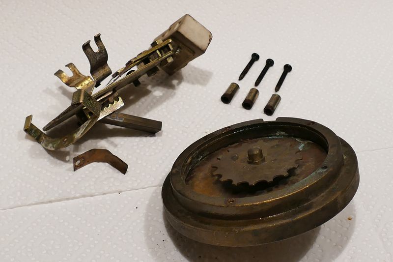 Datei:Quecksilber-Pressostat mit demontierter Wippe.jpg
