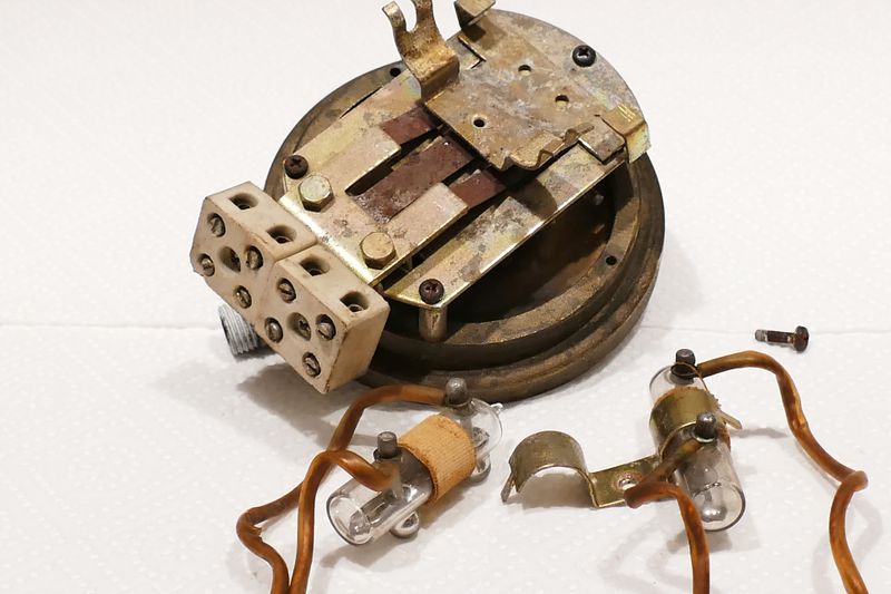 Datei:Quecksilber-Pressostat Quecksilberampullen entfernt.jpg