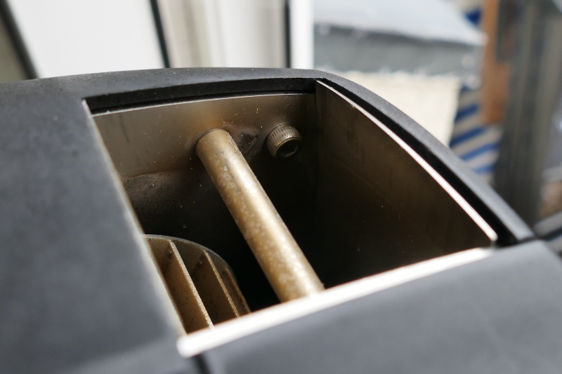 Datei:Aillio bullet R1 Lüftungsauslass.JPG