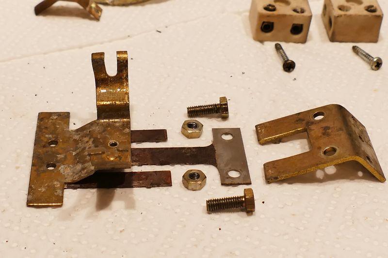 Datei:Quecksilber-Pressostat Teile der demontierten Wippe.jpg