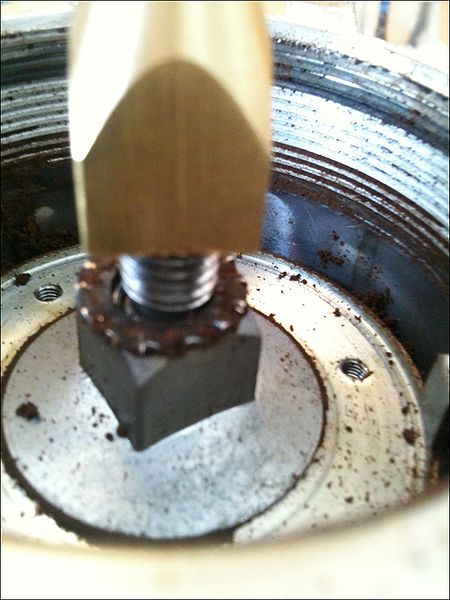 Datei:14-Demoka cleaning Schraubeab.jpg