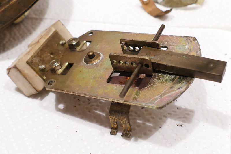 Datei:Quecksilber-Pressostat demontierte Wippe mit Uebersetzungshebel.jpg