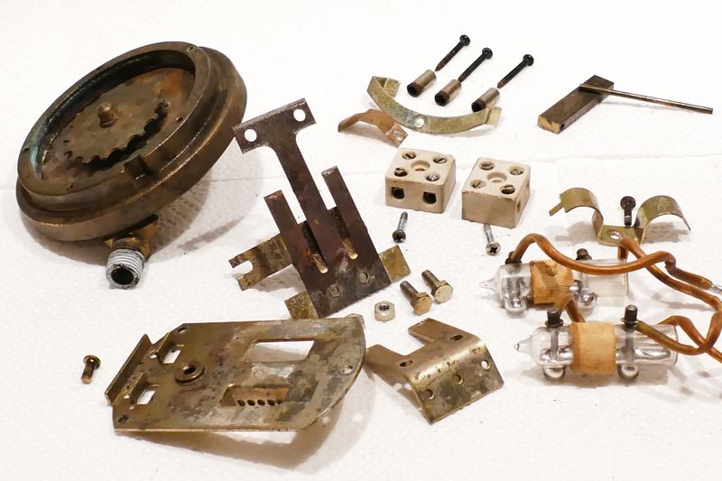 Datei:Quecksilber-Pressostat alle Einzelteile.jpg