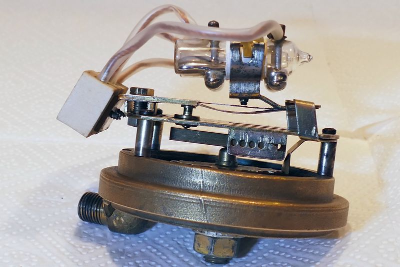 Datei:Quecksilber-Pressostat Wippe oben - hoher Druck.jpg