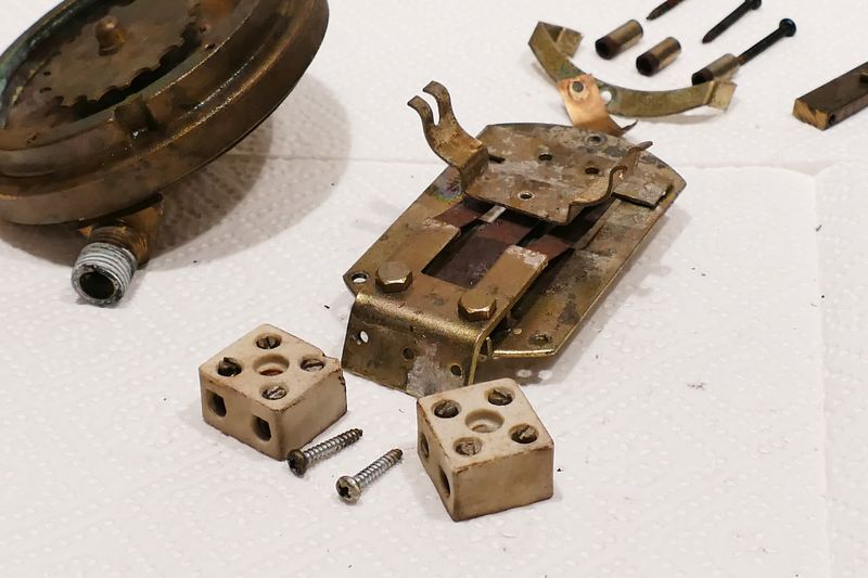 Datei:Quecksilber-Pressostat demontierte Anschlussklemmen.jpg