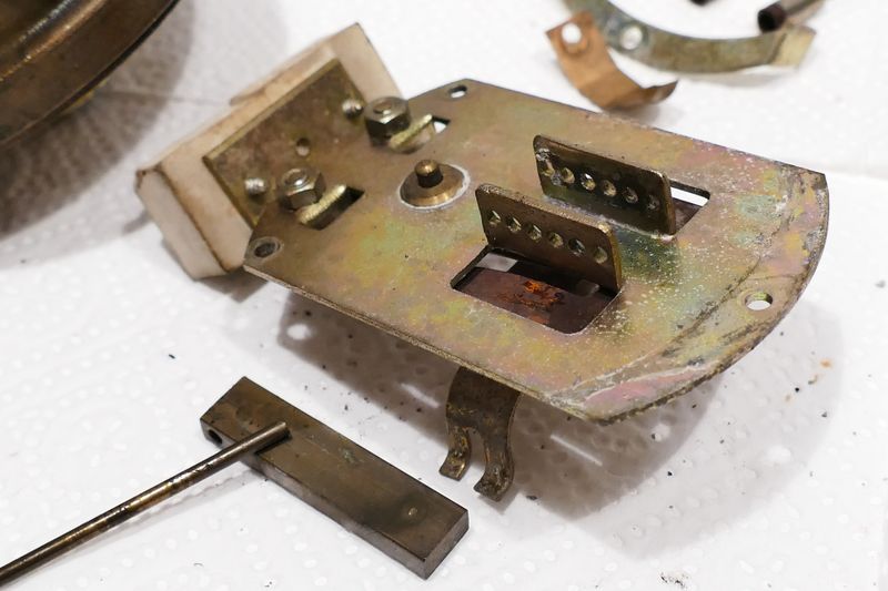 Datei:Quecksilber-Pressostat demontierter Uebersetzungshebel.jpg