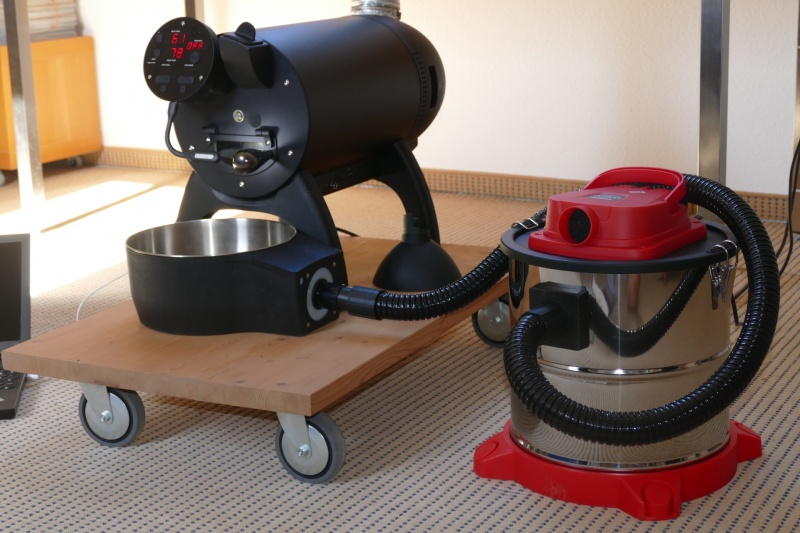 Datei:Aillio Bullet R1 mit Aschesauger an der Kuehleinheit.JPG