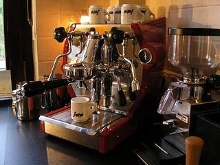 La Nuova Era Cuadra mit Seitenteilen in Rot