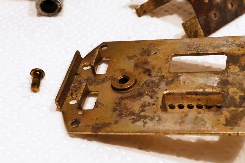 Datei:Quecksilber-Pressostat Grundplatte Wippe und Pin.jpg