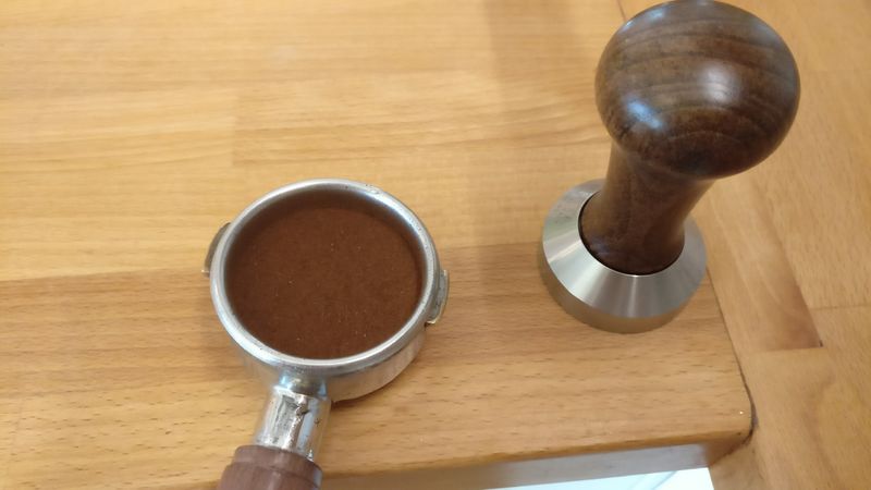 Datei:03-Shot La Pavoni Professional-Tamp.jpg