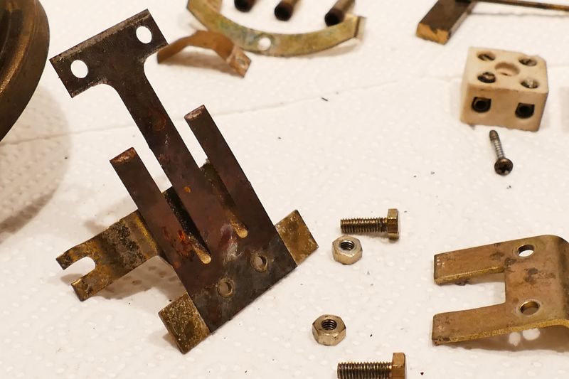Datei:Quecksilber-Pressostat Federzungen.jpg