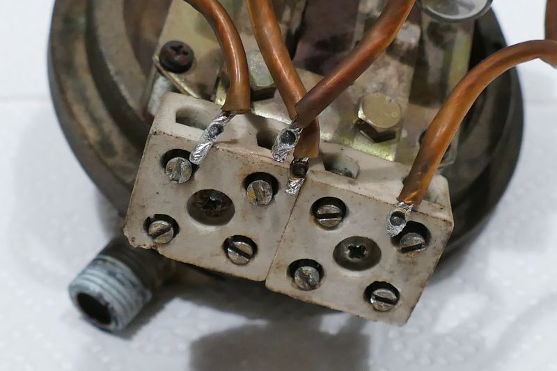 Datei:Quecksilber-Pressostat Anschlußkabel geloest.jpg